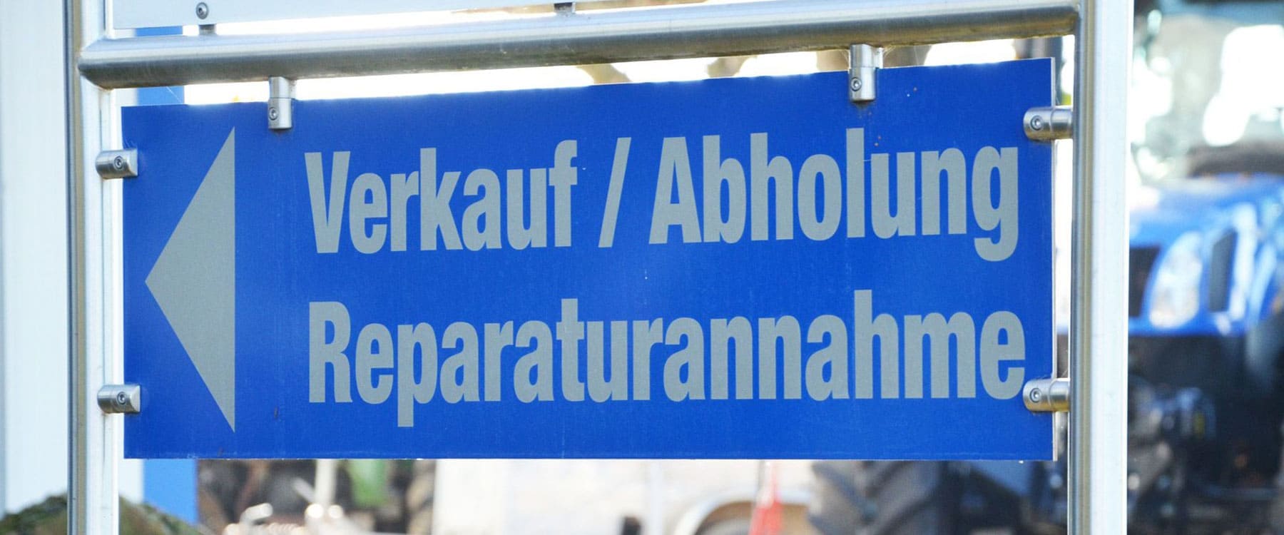 Schild mit der Aufschrift Verkauf / Abholung Reparaturannahmen